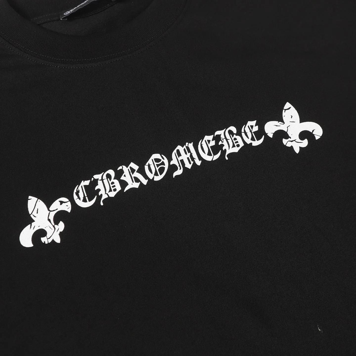🅿️170 CHROME HEARTS/Chrome Heart CH Sanskrit printed short-sleeved T-shirt The fabric is made of 280g heavy combed cotton, customized with 32 count 1*1 threads, and washed twice for ready-to-wear. The fabric is comfortable and skin-friendly without any strange feeling. Custom-dyed fabric, with high textile density, good drape, and not easy to deform. The thick texture and tight spinning process will not affect the breathability of the fabric. The color saturation is very high. Imported digital direct-injection printing technology. A versatile and good-looking short-sleeve. The loose version covers the flesh and makes you look slimmer. It is the same style for men and women. It has three complete standards. Color: Black-White Size: XS-L